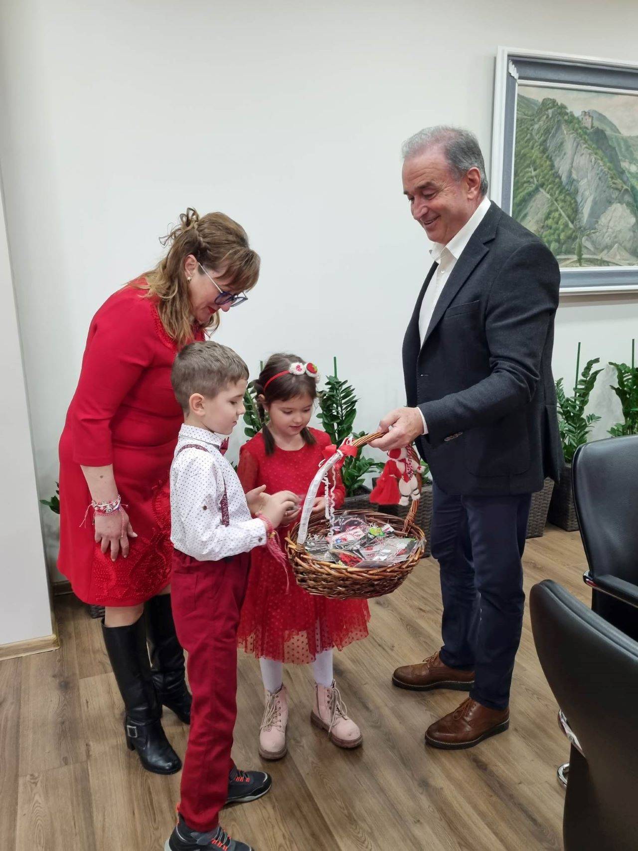 Кметът на Асеновград посрещна деца и младежи по повод Баба Марта